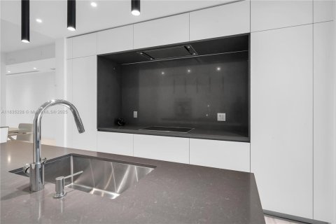 Condo in Miami, Florida, 4 bedrooms  № 1818125 - photo 17