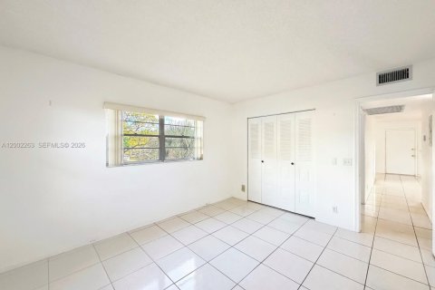 Condo in Pembroke Pines, Florida, 2 bedrooms  № 2067705 - photo 10