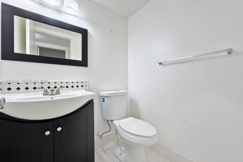 Condo in Pembroke Pines, Florida, 2 bedrooms  № 2067705 - photo 12