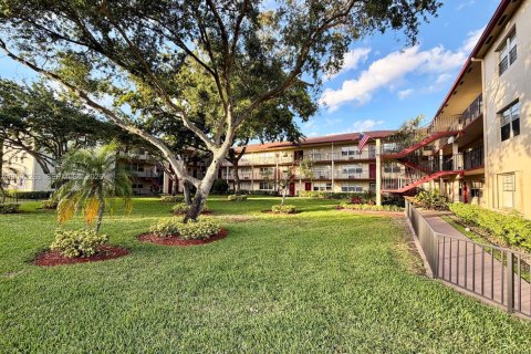 Condo in Pembroke Pines, Florida, 2 bedrooms  № 2067705 - photo 14