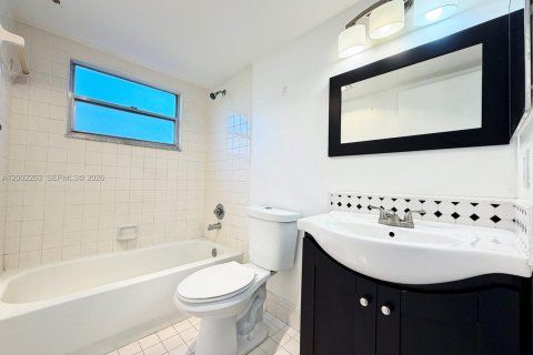 Condo in Pembroke Pines, Florida, 2 bedrooms  № 2067705 - photo 7