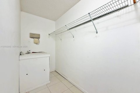 Condo in Pembroke Pines, Florida, 2 bedrooms  № 2067705 - photo 8
