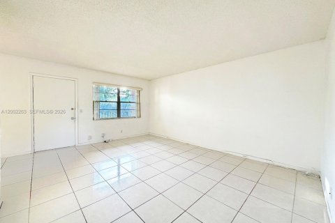 Condo in Pembroke Pines, Florida, 2 bedrooms  № 2067705 - photo 3