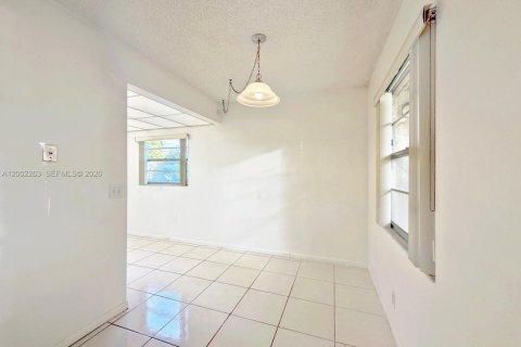 Condo in Pembroke Pines, Florida, 2 bedrooms  № 2067705 - photo 4
