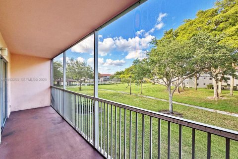 Condo in Pembroke Pines, Florida, 2 bedrooms  № 2067705 - photo 9