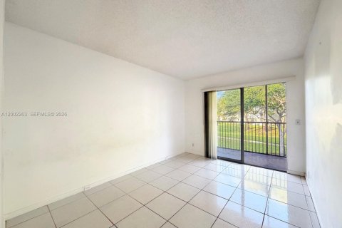 Condo in Pembroke Pines, Florida, 2 bedrooms  № 2067705 - photo 6