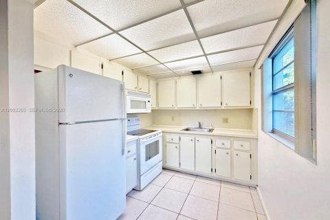 Condo in Pembroke Pines, Florida, 2 bedrooms  № 2067705 - photo 5