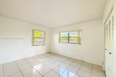 Condo in Pembroke Pines, Florida, 2 bedrooms  № 2067705 - photo 11