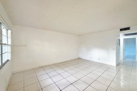 Condo in Pembroke Pines, Florida, 2 bedrooms  № 2067705 - photo 2
