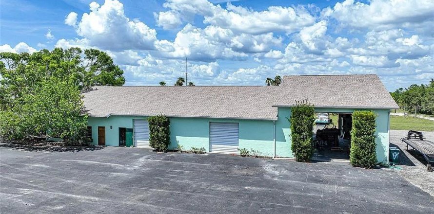 Commercial property in Punta Gorda, Florida 167.22 sq.m. № 2214109