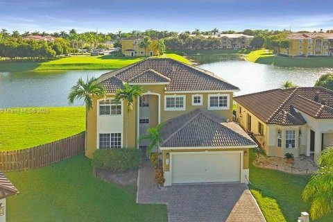 Villa ou maison à vendre à Cutler Bay, Floride: 4 chambres № 1965328 - photo 1