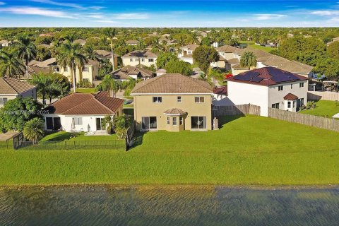 Villa ou maison à vendre à Cutler Bay, Floride: 4 chambres № 1965328 - photo 3