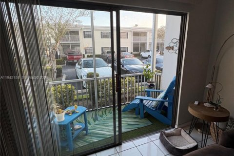 Copropriété à vendre à Pompano Beach, Floride: 2 chambres, 91.23 m2 № 2019545 - photo 11