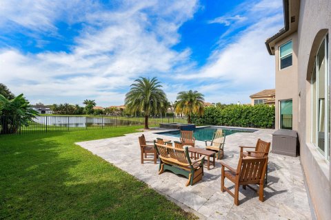 House in Lake Worth, Florida 5 bedrooms, 394.46 sq.m. № 2251539 - photo 12