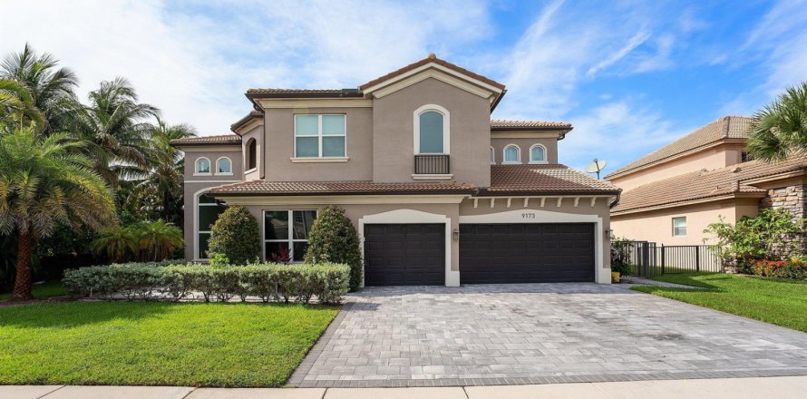 House in Lake Worth, Florida 5 bedrooms, 394.46 sq.m. № 2251539