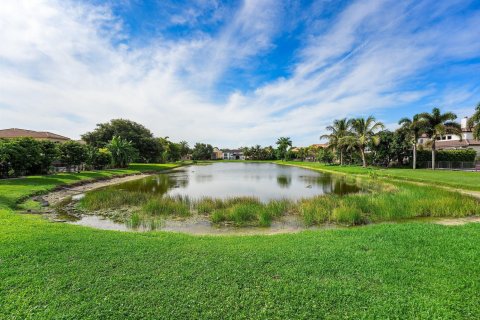 House in Lake Worth, Florida 5 bedrooms, 394.46 sq.m. № 2251539 - photo 13