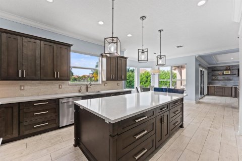 House in Lake Worth, Florida 5 bedrooms, 394.46 sq.m. № 2251539 - photo 14