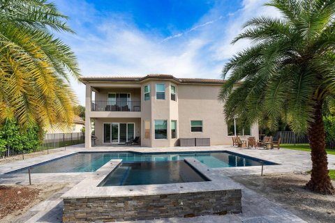 House in Lake Worth, Florida 5 bedrooms, 394.46 sq.m. № 2251539 - photo 8