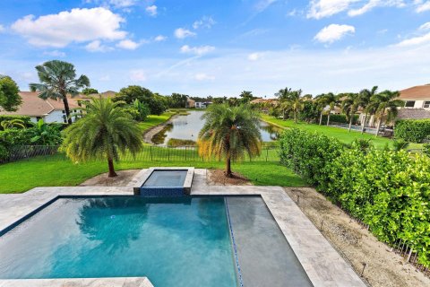 House in Lake Worth, Florida 5 bedrooms, 394.46 sq.m. № 2251539 - photo 4