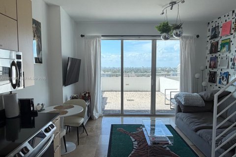 Condominio en Miami, Florida, 1 dormitorio  № 2032184