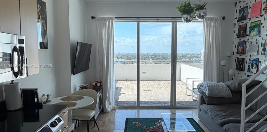 Condominio en Miami, Florida, 1 dormitorio  № 2032184