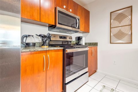 Condominio en alquiler en Miami, Florida, 1 dormitorio, 76.64 m2 № 1938099 - foto 13