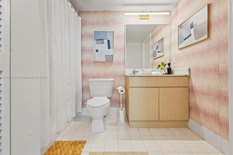Condo in Miami, Florida, 1 bedroom  № 1938099 - photo 18