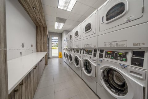 Condo in Miami, Florida, 1 bedroom  № 1938099 - photo 22