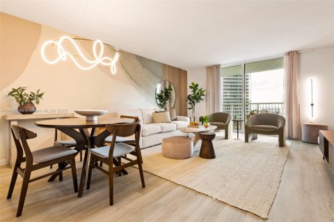 Condominio en alquiler en Miami, Florida, 1 dormitorio, 76.64 m2 № 1938099 - foto 9