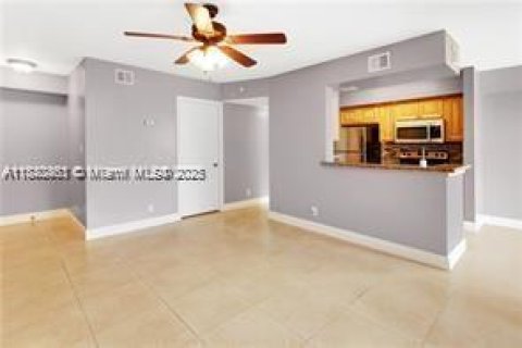 Condo in Tamarac, Florida, 1 bedroom № 1985688 - photo 11
