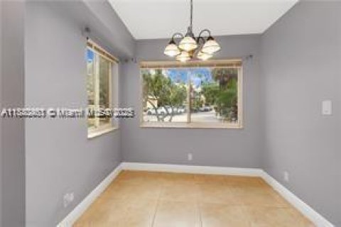 Condo in Tamarac, Florida, 1 bedroom № 1985688 - photo 2