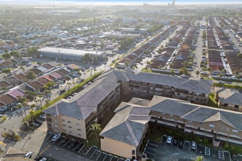 Condo in Hialeah Gardens, Florida, 2 bedrooms № 1989465 - photo 28