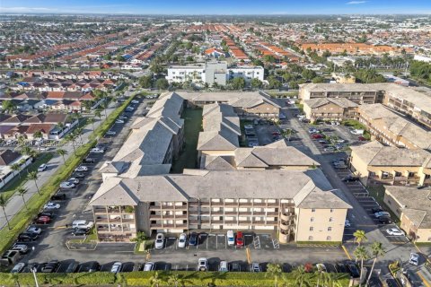 Condo in Hialeah Gardens, Florida, 2 bedrooms № 1989465 - photo 26