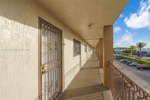 Condo in Hialeah Gardens, Florida, 2 bedrooms № 1989465 - photo 2