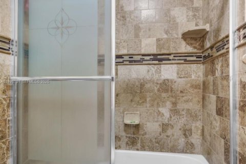 Condo in Hialeah Gardens, Florida, 2 bedrooms № 1989465 - photo 19