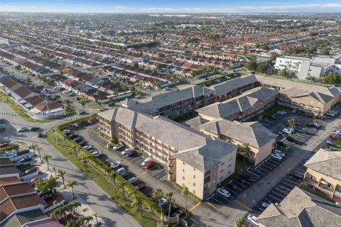 Condo in Hialeah Gardens, Florida, 2 bedrooms № 1989465 - photo 27