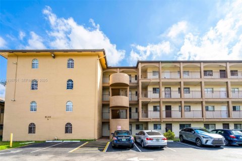Condo in Hialeah Gardens, Florida, 2 bedrooms № 1989465 - photo 1