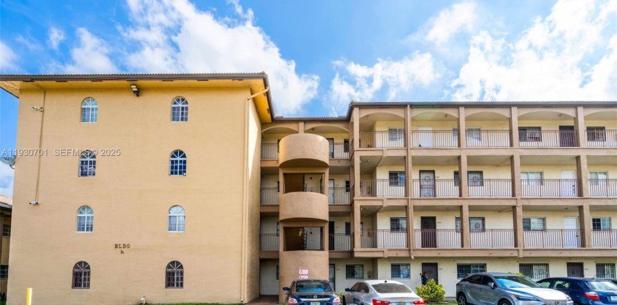 Condo in Hialeah Gardens, Florida, 2 bedrooms № 1989465