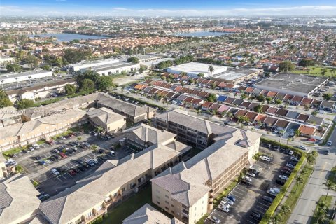 Condo in Hialeah Gardens, Florida, 2 bedrooms № 1989465 - photo 29