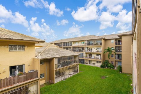 Condo in Hialeah Gardens, Florida, 2 bedrooms № 1989465 - photo 25