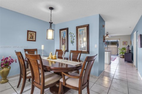 Condo in Hialeah Gardens, Florida, 2 bedrooms № 1989465 - photo 6