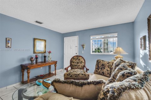 Condo in Hialeah Gardens, Florida, 2 bedrooms № 1989465 - photo 5