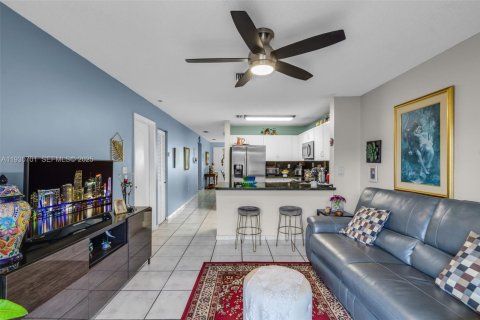 Condo in Hialeah Gardens, Florida, 2 bedrooms № 1989465 - photo 13