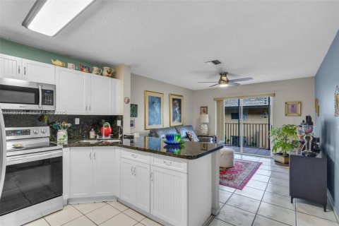 Condo in Hialeah Gardens, Florida, 2 bedrooms № 1989465 - photo 9