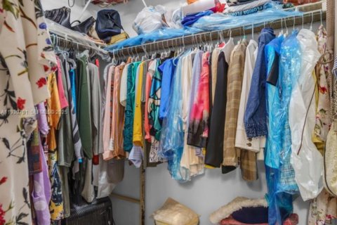 Condo in Hialeah Gardens, Florida, 2 bedrooms № 1989465 - photo 17