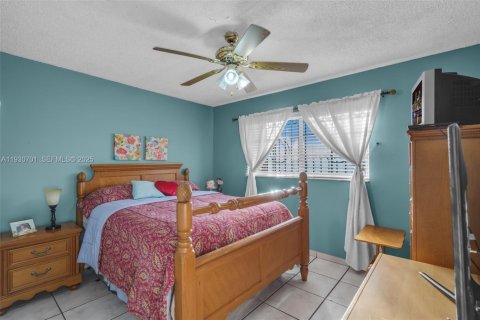 Condo in Hialeah Gardens, Florida, 2 bedrooms № 1989465 - photo 20