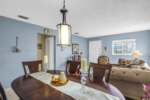 Condo in Hialeah Gardens, Florida, 2 bedrooms № 1989465 - photo 7