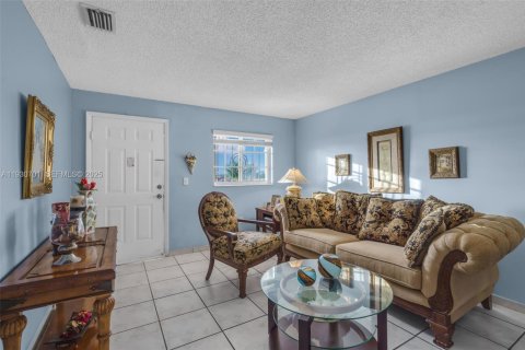 Condo in Hialeah Gardens, Florida, 2 bedrooms № 1989465 - photo 4