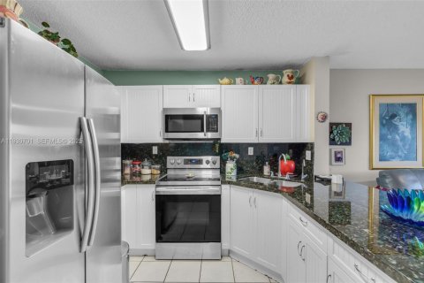 Condo in Hialeah Gardens, Florida, 2 bedrooms № 1989465 - photo 8