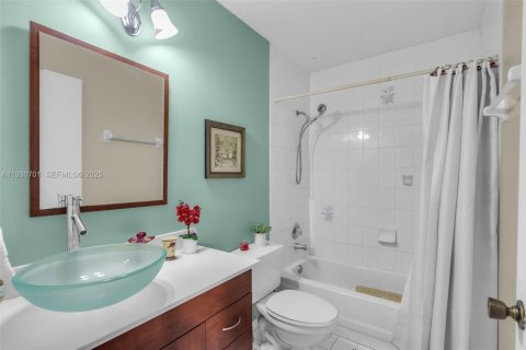 Condo in Hialeah Gardens, Florida, 2 bedrooms № 1989465 - photo 22